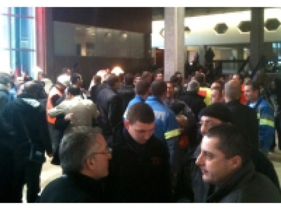 350 personnes rassemblées devant le siège du Grand Lyon jeudi matin 350 personnes rassemblées devant le siège du Grand Lyon jeudi matin