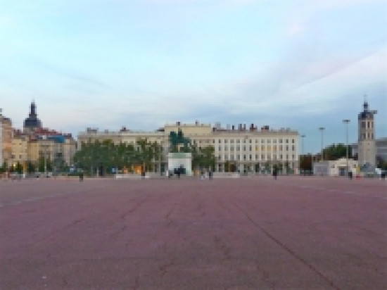 Des marionnettes g&eacute;antes sur la place Bellecour