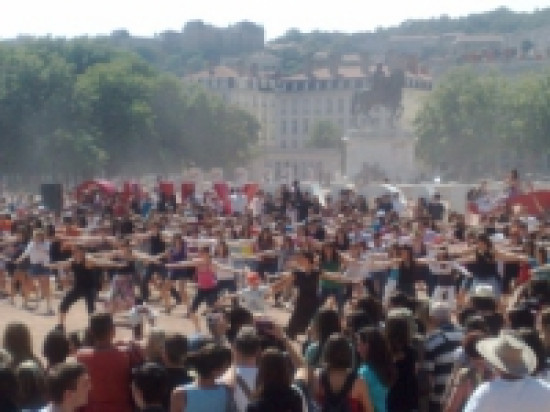 Flash mob &agrave; Bellecour pour la journ&eacute;e des droits de la femme