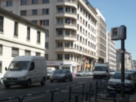 Il brûle pas moins de 8 feux rouges