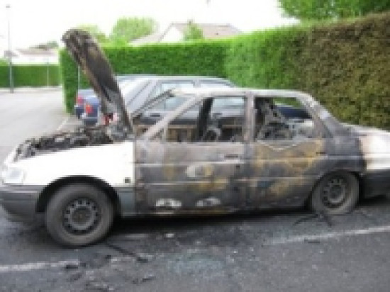 Il brûle une voiture à Lyon Il brûle une voiture à Lyon
