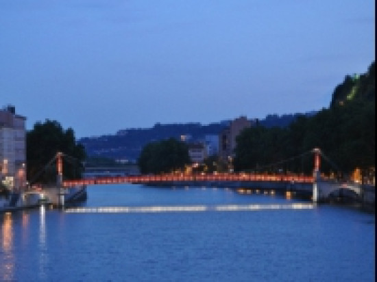 La S&acirc;one comme rempart entre les manifestants des deux extr&ecirc;mes
