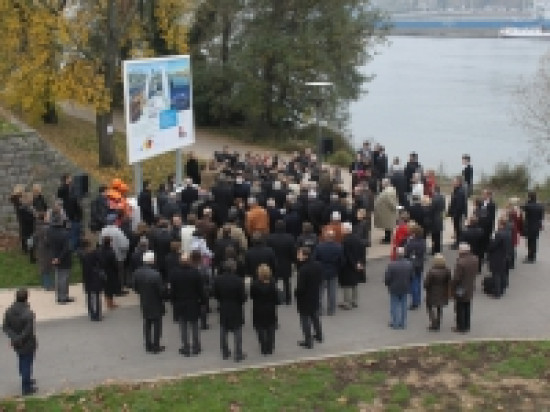 La pose de la première pierre du pont Raymond Barre La pose de la première pierre du pont Raymond Barre