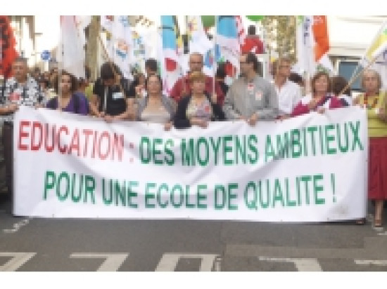 Les enseignants se mobilisent mardi soir devant la préfecture Les enseignants se mobilisent mardi soir devant la préfecture