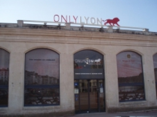 OL - Nicosie: les supporters chypriotes chouchoutés place Bellecour OL - Nicosie: les supporters chypriotes chouchoutés place Bellecour