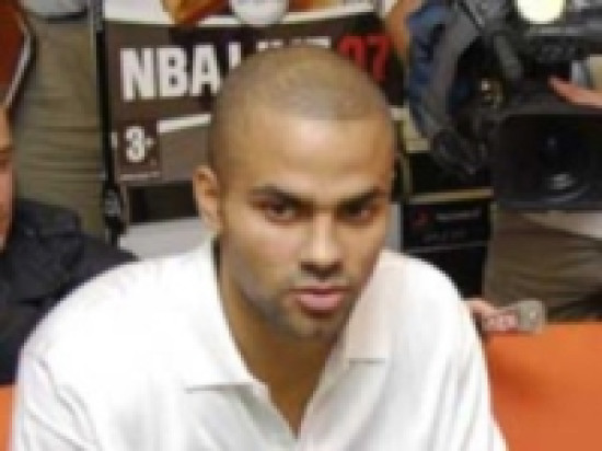 Tony Parker pr&ecirc;te son image &agrave; un hamburger