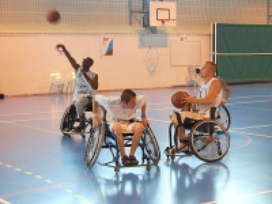 Un match de basket valides contre non-valides à St Priest Un match de basket valides contre non-valides à St Priest