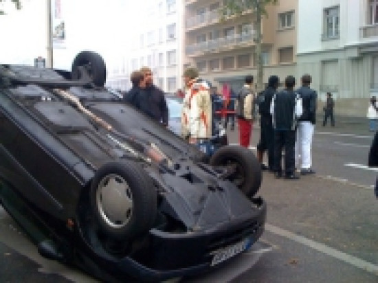 Une voiture sur le toit &agrave; la Croix-Rousse