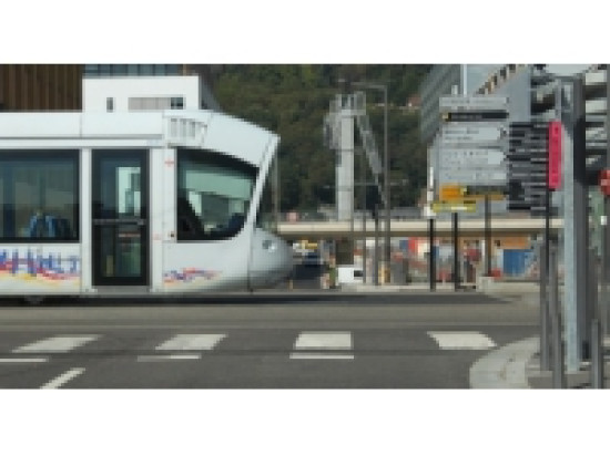 Le tram T1 &agrave; l'arr&ecirc;t, deux fois