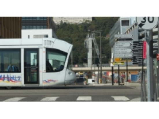 La circulation du tramway T1 a été perturbée mardi matin pour cause de câbles arrachés La circulation du tramway T1 a été perturbée mardi matin pour cause de câbles arrachés