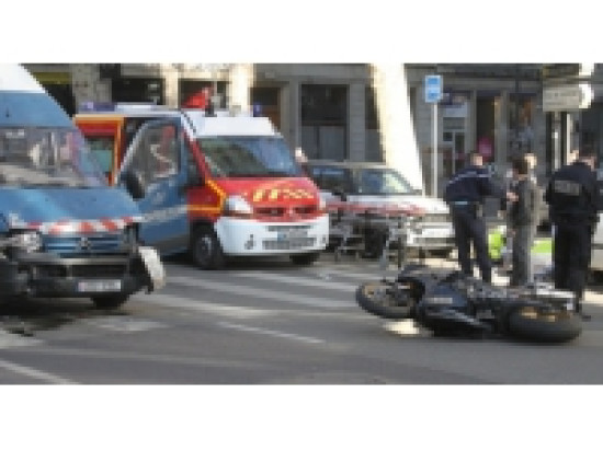 Un pilote de scooter dans un état grave Un pilote de scooter dans un état grave