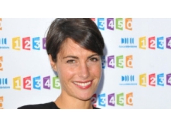 Pour son retour dans C &agrave; vous, Alessandra Sublet offre un t&eacute;l&eacute;phone &agrave; sa rempla&ccedil;ante