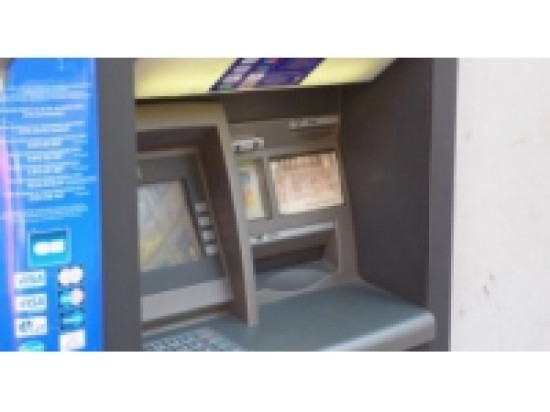 Elle menace sa victime un couteau pour lui faire retirer de l'argent au distributeur Elle menace sa victime un couteau pour lui faire retirer de l'argent au distributeur