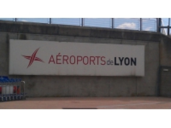 La gr&egrave;ve des contr&ocirc;leurs a&eacute;riens reconduite jeudi