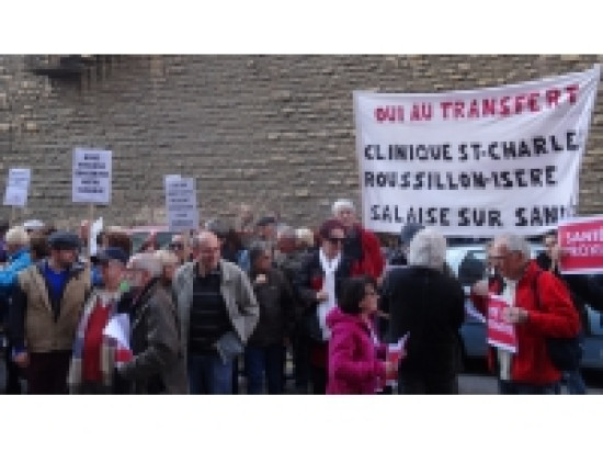 150 personnes r&eacute;unies devant l'ARS pour le transfert d'une clinique