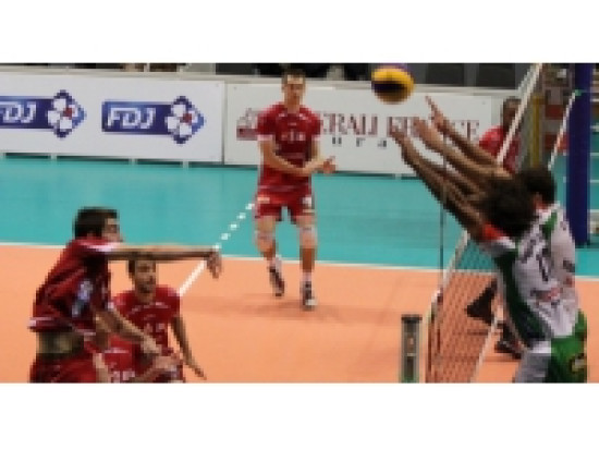 L'ASUL Lyon Volley grille sa premi&egrave;re cartouche face au Plessis-Robinson (3-0)