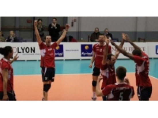 Défaite de l'ASUL Lyon Volley contre Orange (3-1) Défaite de l'ASUL Lyon Volley contre Orange (3-1)