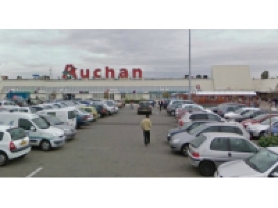 Il filmait sous les jupes des clientes d'Auchan St Priest Il filmait sous les jupes des clientes d'Auchan St Priest