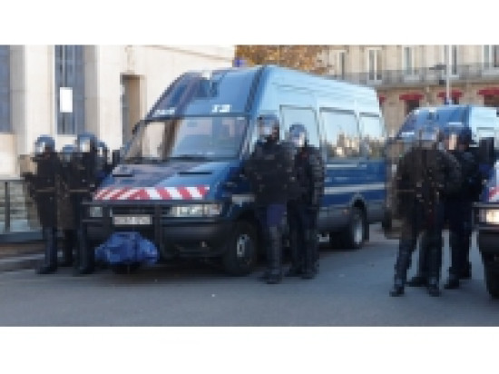 Elle voulait &ecirc;tre gendarme &agrave; l'a&eacute;roport de Lyon, mais elle faisait le plein d'essence avec la carte du poste