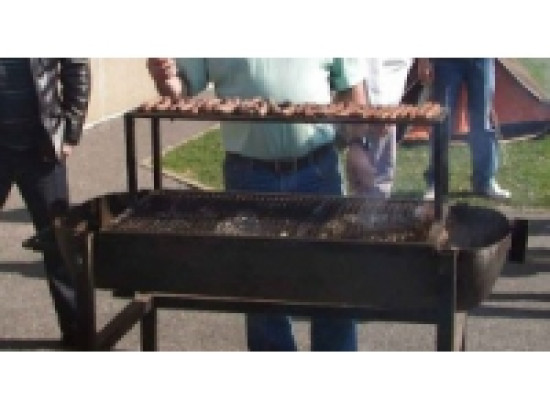 Il se brûle grièvement lors d'un barbecue Il se brûle grièvement lors d'un barbecue