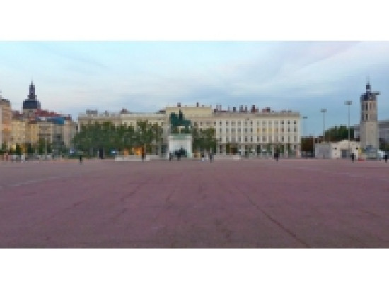 Lyon : les nouvelles installations de la place Bellecour inaugurées ce mercredi Lyon : les nouvelles installations de la place Bellecour inaugurées ce mercredi