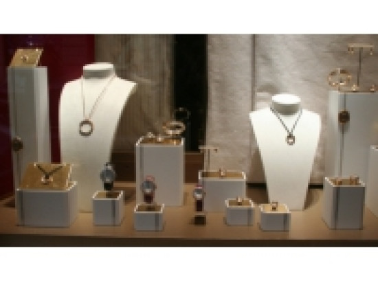 Vaulx-en-Velin : il découpe le plafond d'une bijouterie avec une disqueuse pour la dévaliser Vaulx-en-Velin : il découpe le plafond d'une bijouterie avec une disqueuse pour la dévaliser