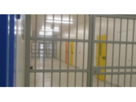 Il met le feu à sa cellule et refuse de sortir Il met le feu à sa cellule et refuse de sortir