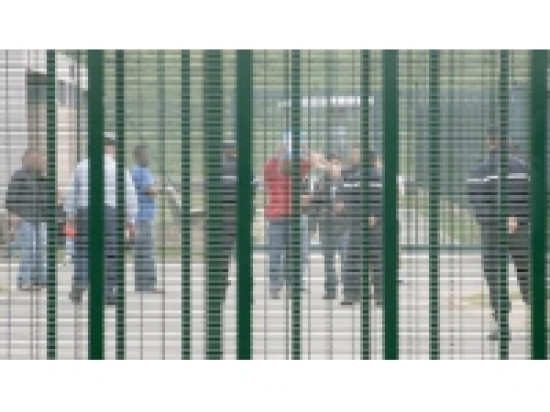 Un rassemblement &agrave; V&eacute;nissieux pour la r&eacute;gularisation d'un &eacute;l&egrave;ve albanais