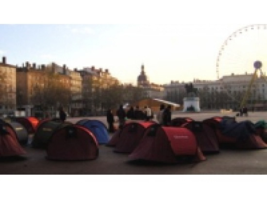 Enfants SDF : le collectif Jamais Sans Toit obtient le soutien d'élus de gauche Enfants SDF : le collectif Jamais Sans Toit obtient le soutien d'élus de gauche