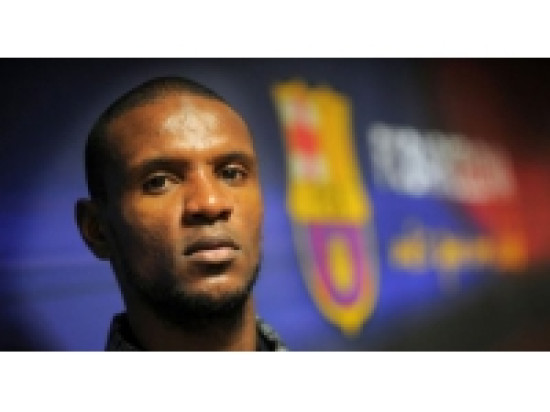 Eric Abidal fait son retour sur le terrain sous les applaudissements Eric Abidal fait son retour sur le terrain sous les applaudissements