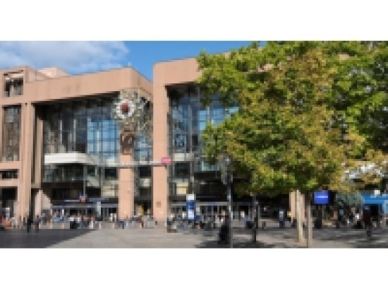 Déraillement d'un train à Brétigny : une minute de silence observée dans toutes les gares de France Déraillement d'un train à Brétigny : une minute de silence observée dans toutes les gares de France