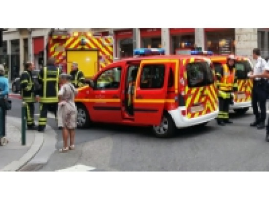 Lyon : une femme et son fils renversés par une voiture Lyon : une femme et son fils renversés par une voiture