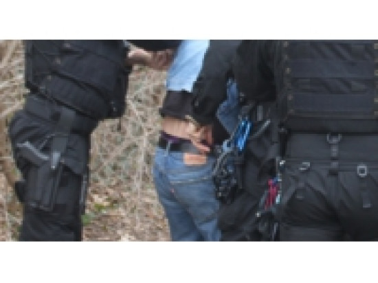 Un jeune fugueur tente d'étrangler un policier Un jeune fugueur tente d'étrangler un policier