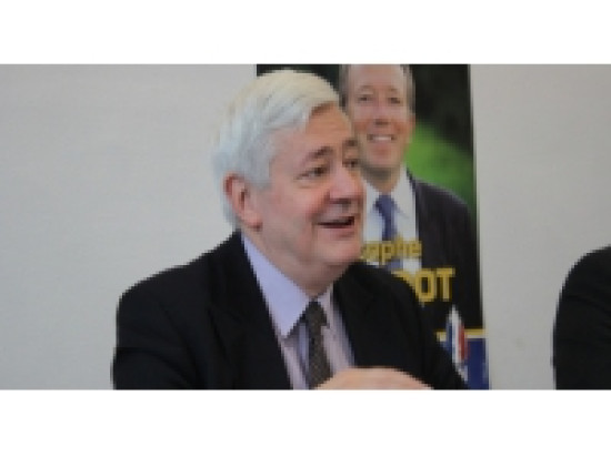 Municipales : Bruno Gollnisch (FN) se maintient à Hyères pour le second tour Municipales : Bruno Gollnisch (FN) se maintient à Hyères pour le second tour