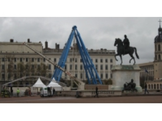 La Grande Roue en cours d'installation sur la Place Bellecour