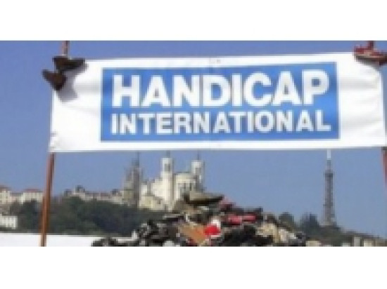 La grande pyramide de chaussures samedi place Bellecour &agrave; Lyon