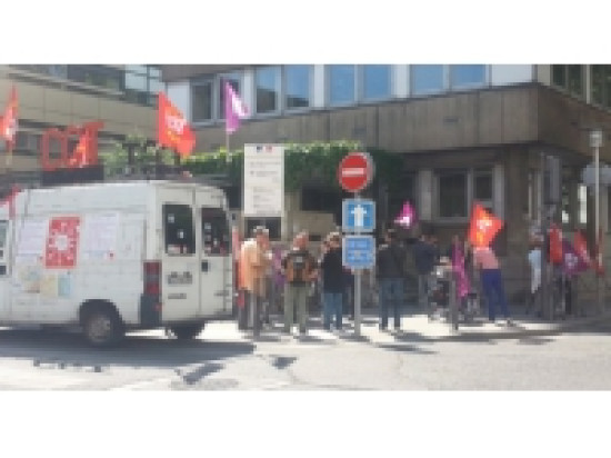 H&ocirc;pital Henry Gabrielle : une vingtaine de manifestants mardi matin devant l'ARS Rh&ocirc;ne-Alpes