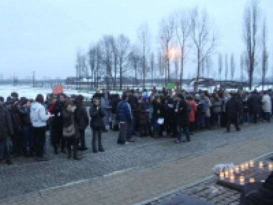 Rassemblement &agrave; D&eacute;cines pour Adrien Vuillemin