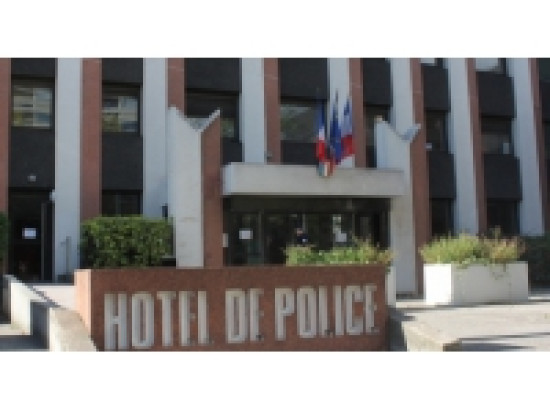 Bron : un homme s'exhibe devant les policiers lors de sa garde à vue