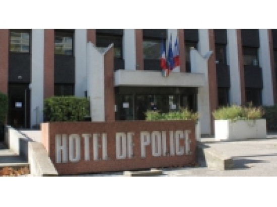 La chamaillerie entre frère et soeur tourne mal La chamaillerie entre frère et soeur tourne mal