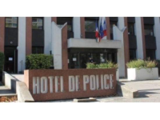 Armé d'une fourchette, il agresse les gens pour voler des téléphones Armé d'une fourchette, il agresse les gens pour voler des téléphones