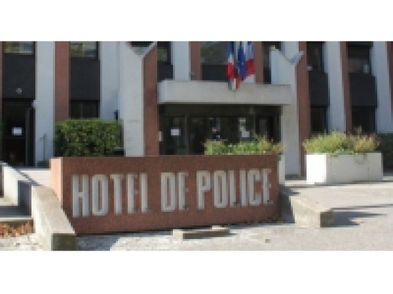 Un commerce a été la cible d'une attaque à la voiture bélier à Meyzieu Un commerce a été la cible d'une attaque à la voiture bélier à Meyzieu