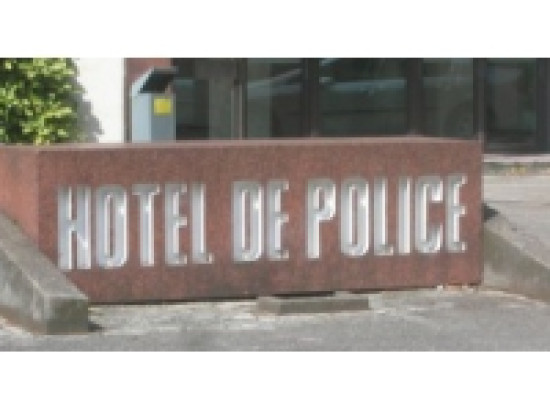 Un mineur s'en prend à des policiers Un mineur s'en prend à des policiers