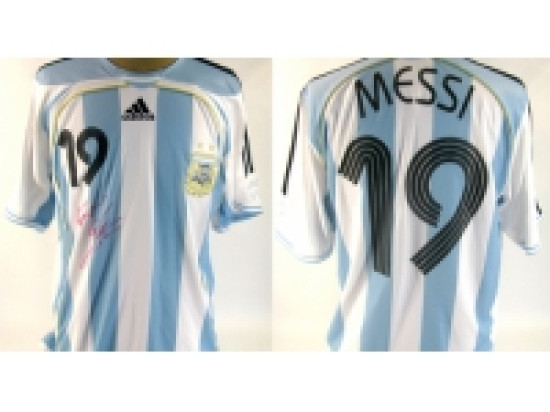 Grande vente aux ench&egrave;res de maillots de foot samedi &agrave; Lyon