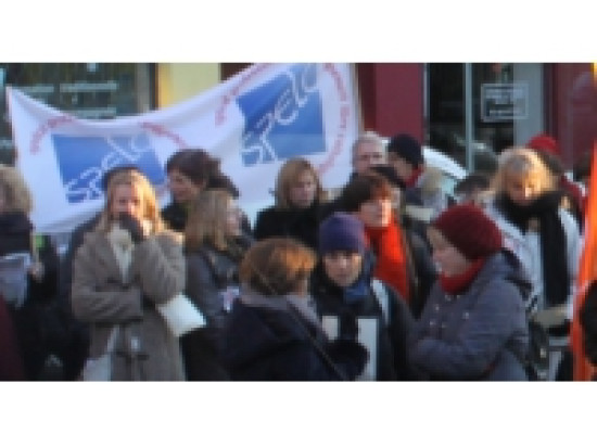 Une centaine d'enseignants du priv&eacute; manifeste contre la baisse de leur retraite