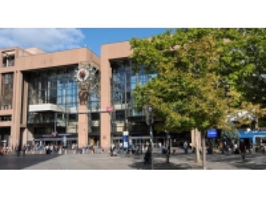 Il traverse la gare de la Part-Dieu en scooter et frappe un policier