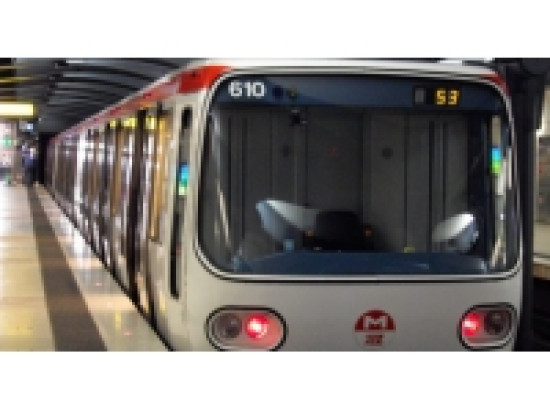 Un homme tombe sur les rails du métro A Un homme tombe sur les rails du métro A