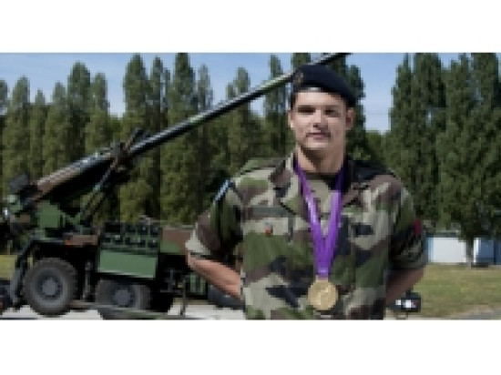 Le nageur Florent Manaudou signe son second contrat de militaire &agrave; La Valbonne