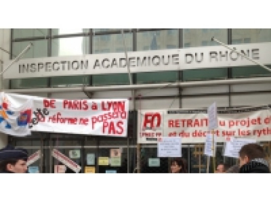 Une quarantaine d'enseignants s'est réunie jeudi devant le rectorat de Lyon Une quarantaine d'enseignants s'est réunie jeudi devant le rectorat de Lyon