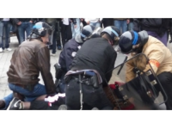 Lyon : lors de son interpellation, il demande à la foule de l'aider Lyon : lors de son interpellation, il demande à la foule de l'aider